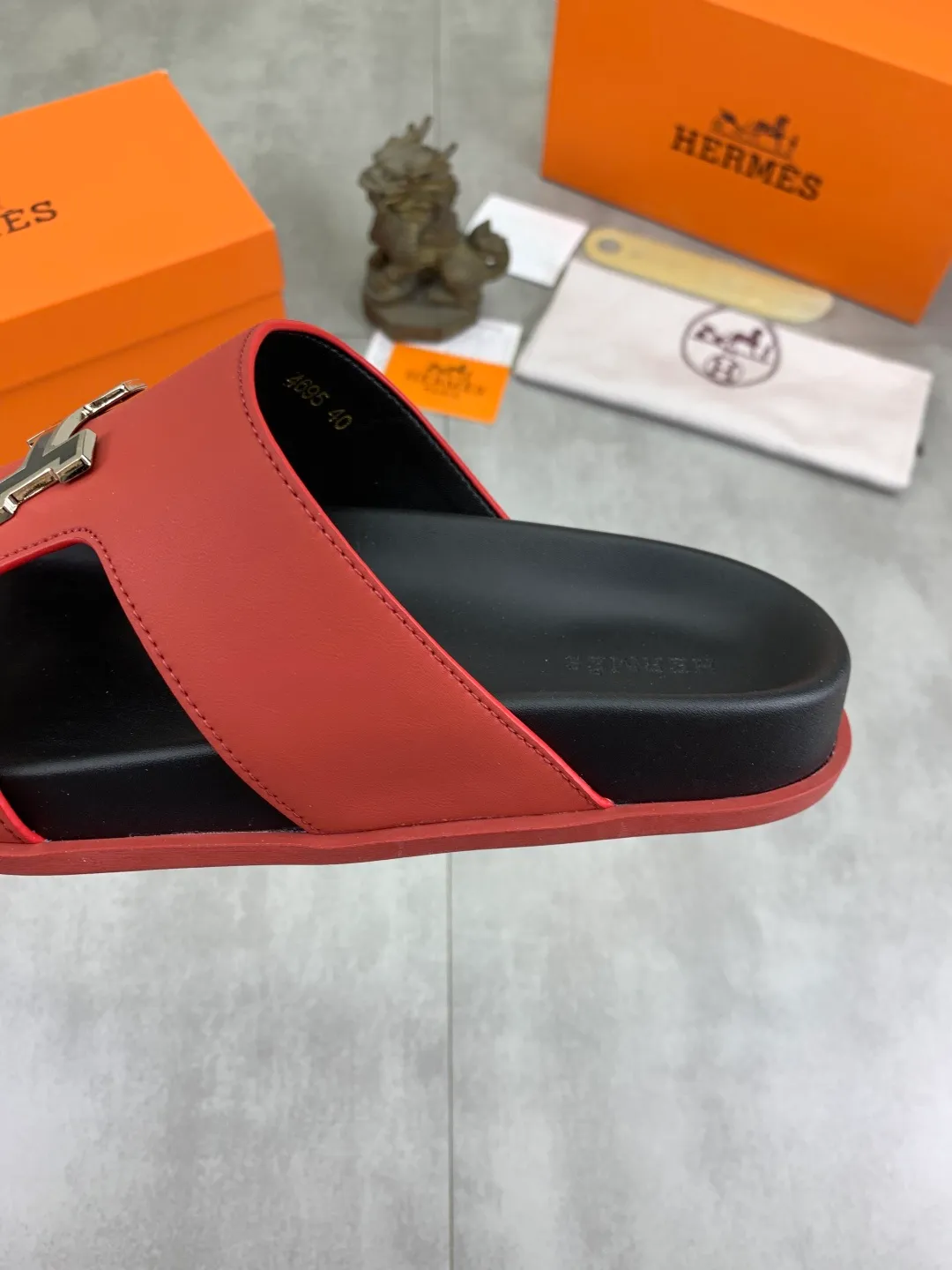 Men's shoes 💰P440 New [HERMES] high-end quality new Hermès slippers, made of imported calfskin, wear-resistant and non-slip rubber outsole. Fashionable and elegant code number: 39-44 (38 45 46 customized)